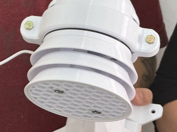 Detalle de la carcasa del sensor impresa en 3D con rejilla protectora
