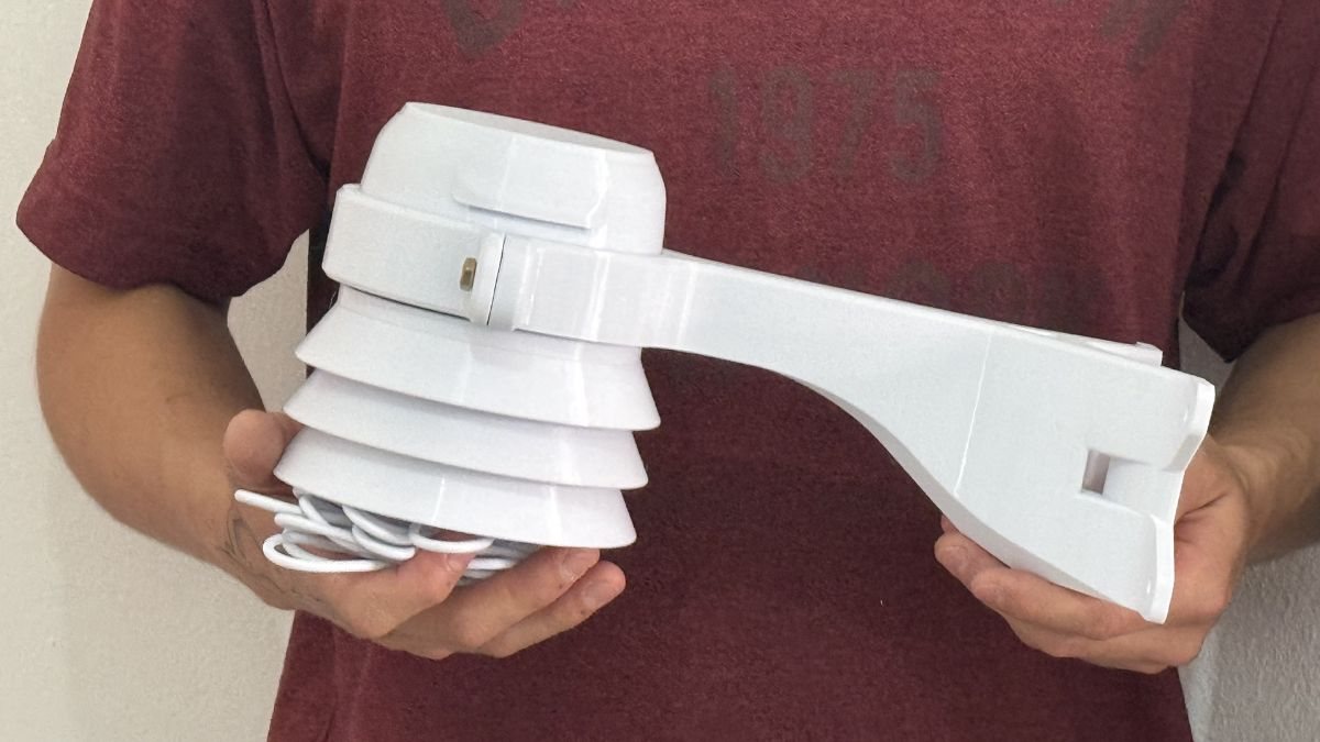 Sensor Clean Air Data de monitoreo de calidad del aire — vista lateral con soporte de montaje diseñado en 3D